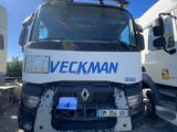 deux camions garés l'un à côté de l'autre dans un parking