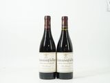 deux bouteilles de vin rouge posées sur une table blanche