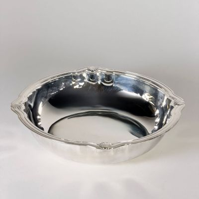 une assiette en argent antique avec un motif décoratif sur le bord