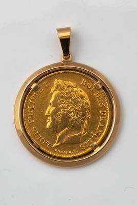 an image of a gold sovereign coin with a crown on it