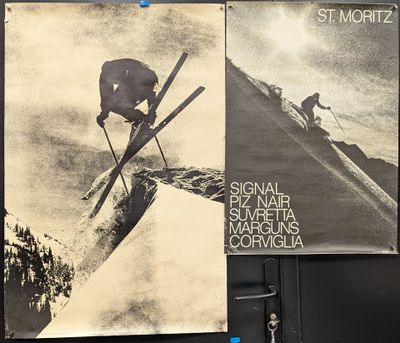 deux affiches accrochées au mur d'un immeuble, représentant des skieurs