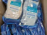 deux flacons de gel hydroalcoolique dans une boîte en carton