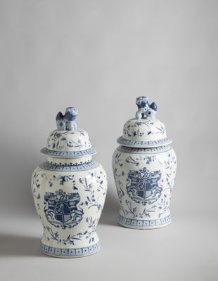 deux vases bleus et blancs avec couvercle, sur fond gris