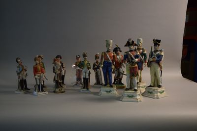 de nombreuses figurines représentant des hommes en uniforme militaire