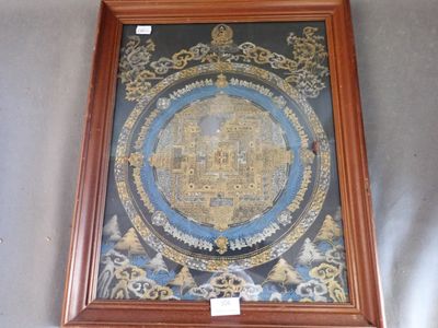 une photo d'un médaillon doré et bleu
