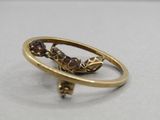 un gros plan d'une bague en or sertie de trois pierres