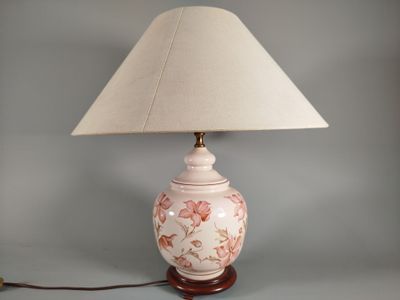 une lampe posée sur une table et munie d'un abat-jour