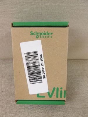un gros plan d'une boîte en carton sur laquelle figure un code-barres