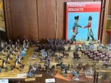 une vitrine contenant de nombreux petits soldats