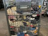 un chariot métallique contenant beaucoup d'objets