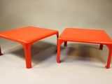 paire de tables d'appoint modernes de style « mid-century » en plastique orange