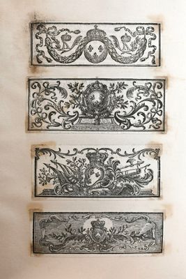 quatre types différents de motifs décoratifs sur un mur blanc