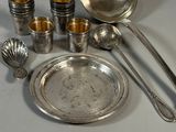 un plateau en argent sur lequel sont disposées des cuillères, des tasses et des cuillères