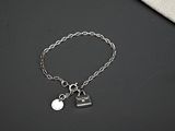 bracelet en argent orné d'un cœur et d'un cadenas sur fond noir