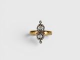 gros plan d'une bague en or ornée de deux diamants