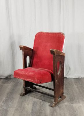 Fauteuil de cinéma en noyer verni et aluminium.