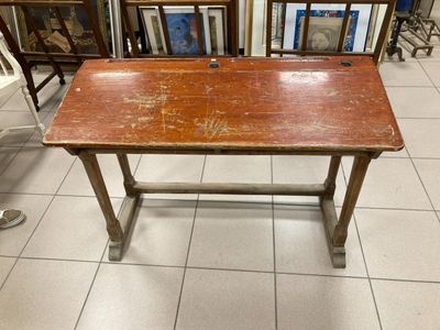 une table en bois avec un plateau en bois dans une pièce