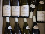 plusieurs bouteilles de vin dans une caisse sur la table