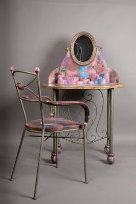 deux chaises et une table sur laquelle est posé un miroir