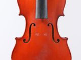 un vieux violon posé sur une surface blanche