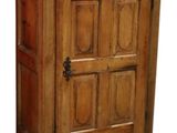 une armoire en bois à deux portes avec un plateau rouge