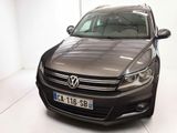 vue de face d'une Volkswagen Tiguan grise garée dans une pièce blanche