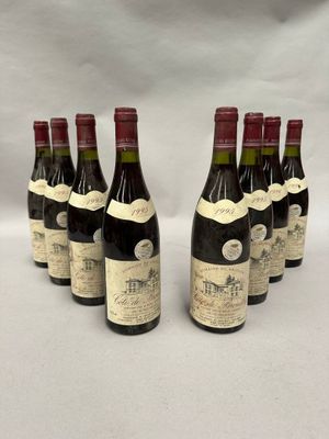 six bouteilles de vin sont alignées sur une table