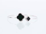 Gros plan sur une bague ornée d'une pierre verte
