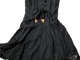 une robe noire ornée d'un nœud doré