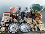 une table sur laquelle sont disposées de nombreuses pièces de poterie de styles variés