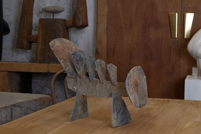 une sculpture de cheval en bois posée sur une table