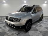 une photo d'une dacia argentée garée dans une pièce