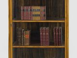 une bibliothèque remplie de livres dans une pièce
