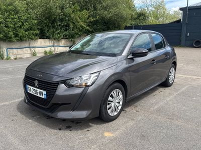 la photo d'une voiture grise garée dans un parking