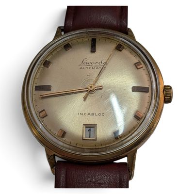 une montre posée sur une surface blanche