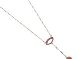 un gros plan d'un collier orné d'un pendentif rouge et vert