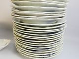 beaucoup d'assiettes empilées les unes sur les autres