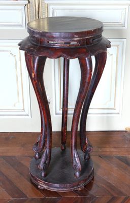 une table en bois avec un plateau en marbre posée sur un parquet