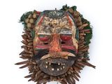 une image représentant un masque fabriqué à partir de pommes de pin