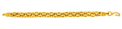 gros plan d'un bracelet en or sur fond blanc