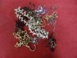 un tas de bijoux posé sur un fond rouge