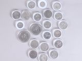 une pile de pièces de monnaie posée sur une table blanche