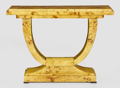 un gros plan d'une table en bois sur fond blanc