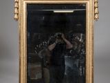 un homme se prenant en photo dans un miroir