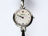 gros plan d'une montre-bracelet sur une surface blanche