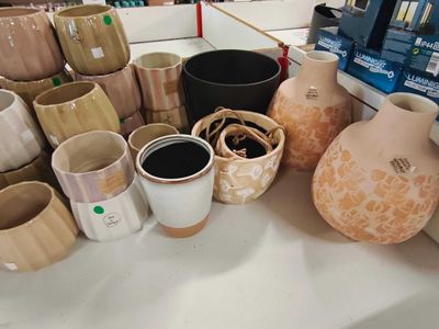 de nombreux vases et tasses posés sur une table dans un magasin