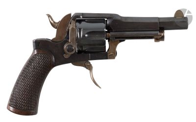 pistolet sur fond blanc, avec des découpes sur la crosse