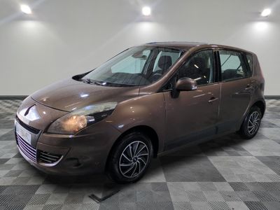 la photo d'une voiture marron garée dans un garage