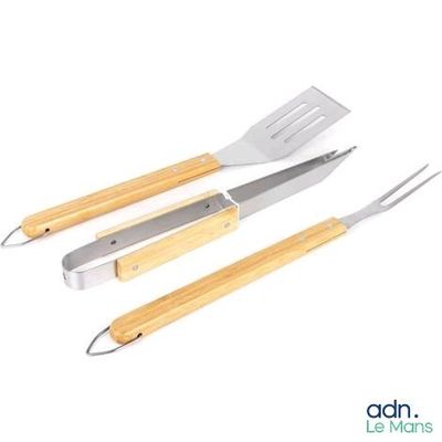 un ensemble de trois ustensiles de barbecue à manches en bois sur fond blanc