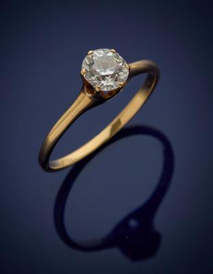 une bague de fiançailles en or sertie d'un diamant rond taille brillant